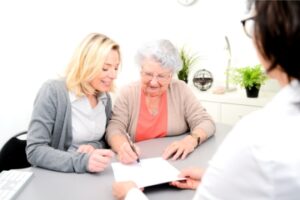 un avocat en succession discute avec une famille