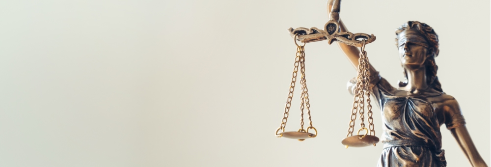 Statue représentant le devoir d'arbitration et de représentation juste d'un avocat en litige civil et d'un avocat litige commercial